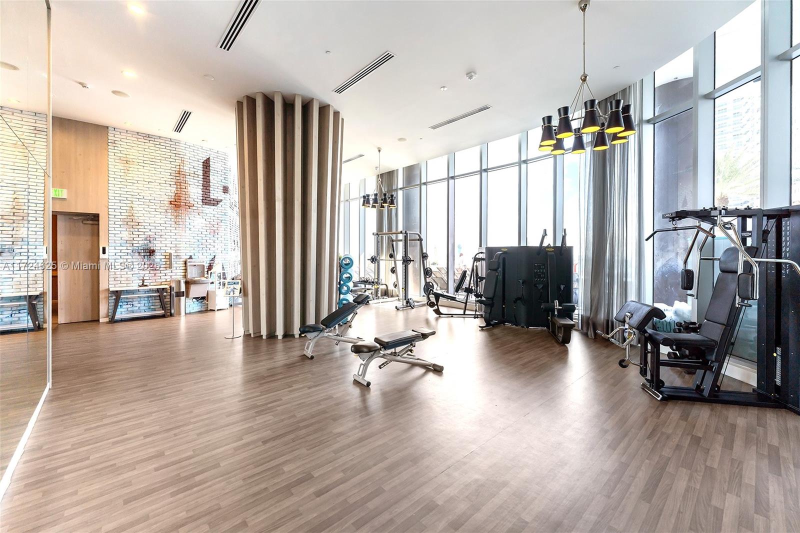 Подробнее 3511 2 / 2 1087 кв.футов $ 2025-01-14 0 Фото