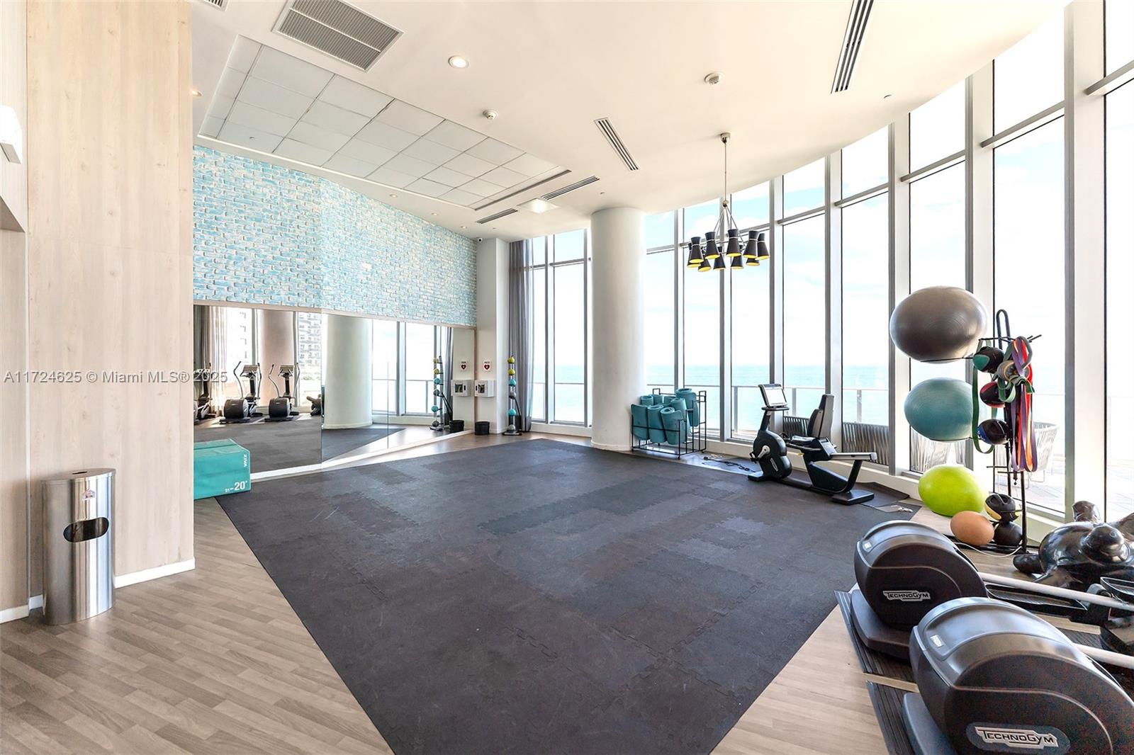 Подробнее 3511 2 / 2 1087 кв.футов $ 2025-01-14 0 Фото