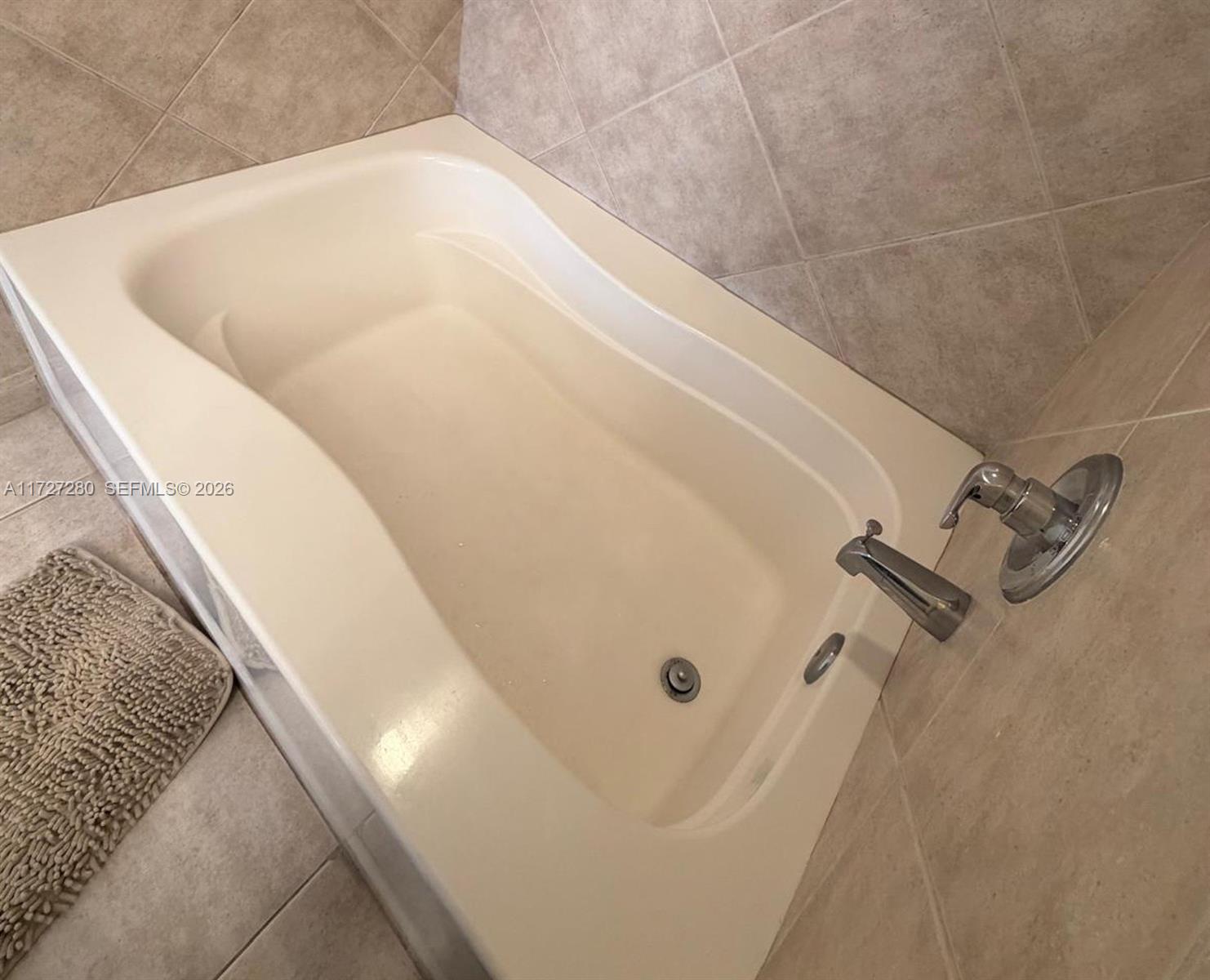 Photo of 2080 Ocean Dr #502, Hallandale Beach, Florida, 33009 - MSTER BATHROOM TUB