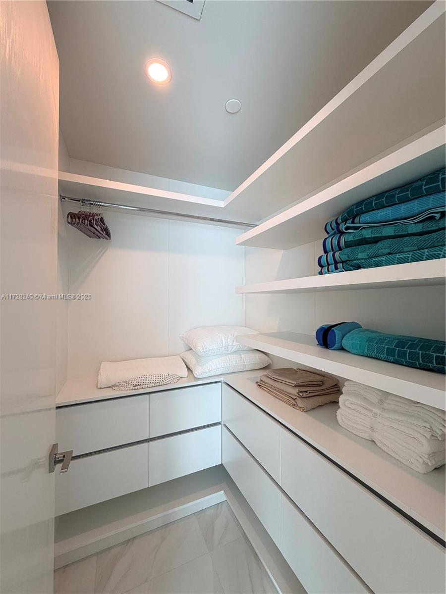 See details 601 3 / 4 2100 sq. ft. $ 2025-05-27 0 Photo