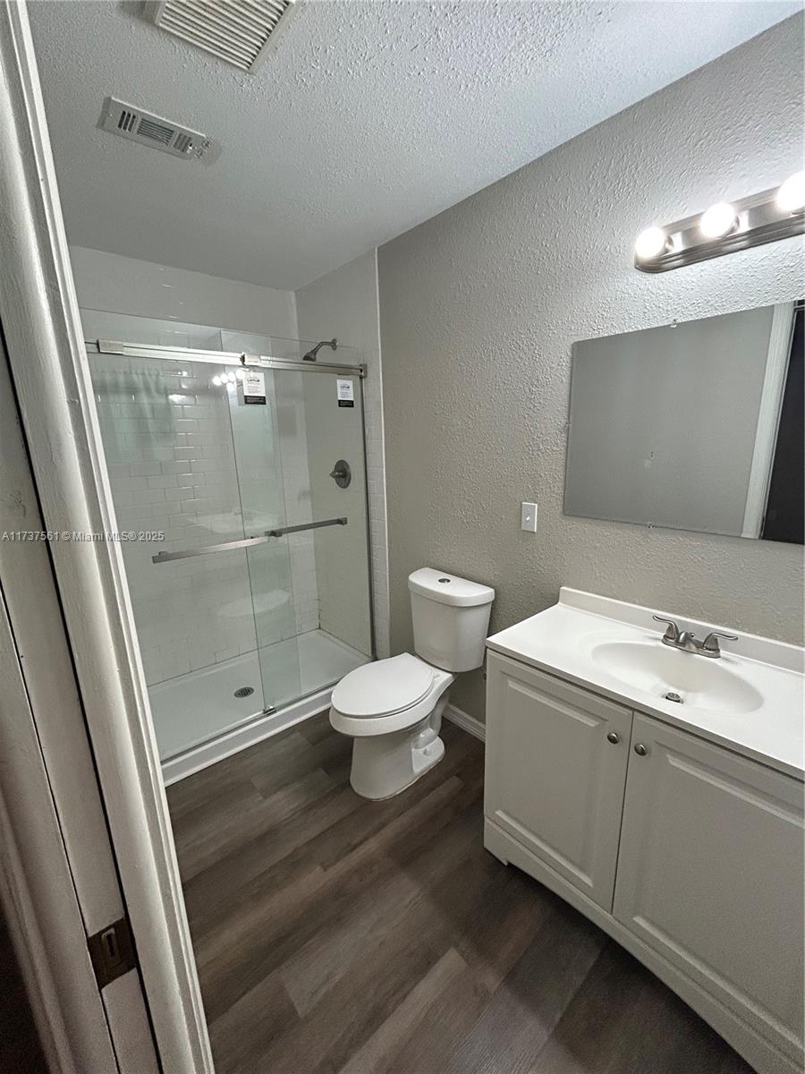 Ver detalles 7403 3 / 2 1875 sq. ft. $ 2026-04-07 0 foto