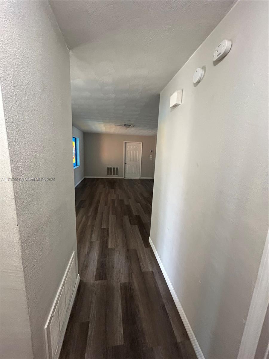 Ver detalles 7403 3 / 2 1875 sq. ft. $ 2026-04-07 0 foto