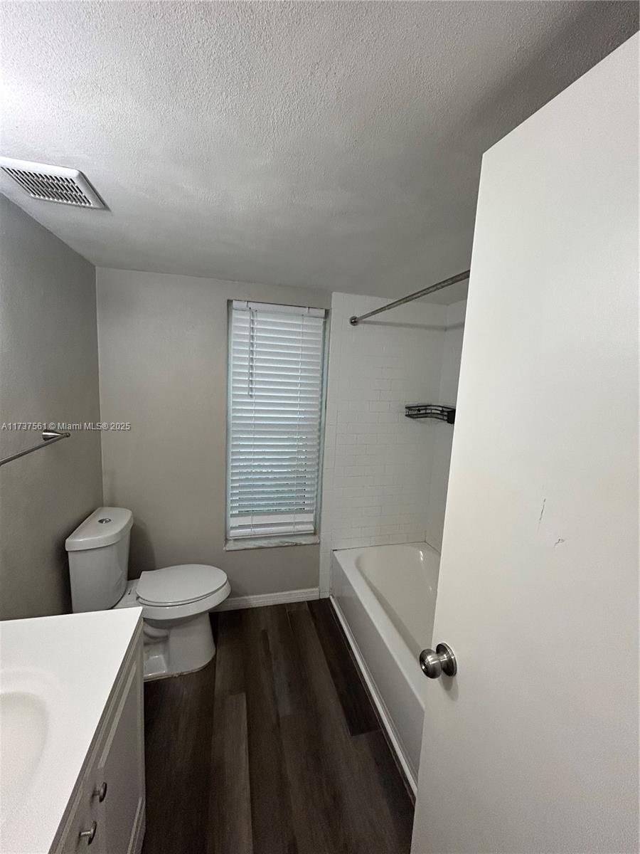 Ver detalles 7403 3 / 2 1875 sq. ft. $ 2026-04-07 0 foto