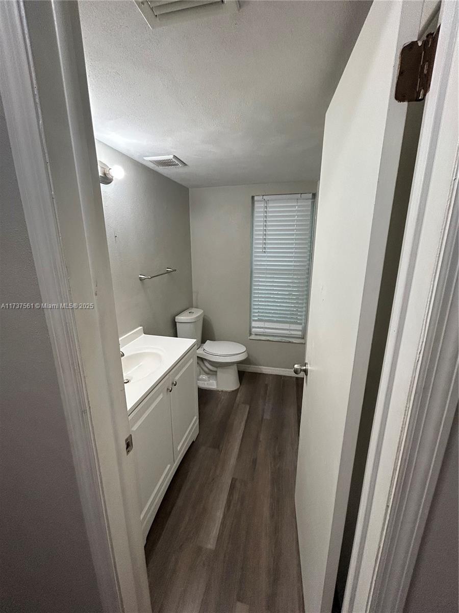 Ver detalles 7403 3 / 2 1875 sq. ft. $ 2026-04-07 0 foto