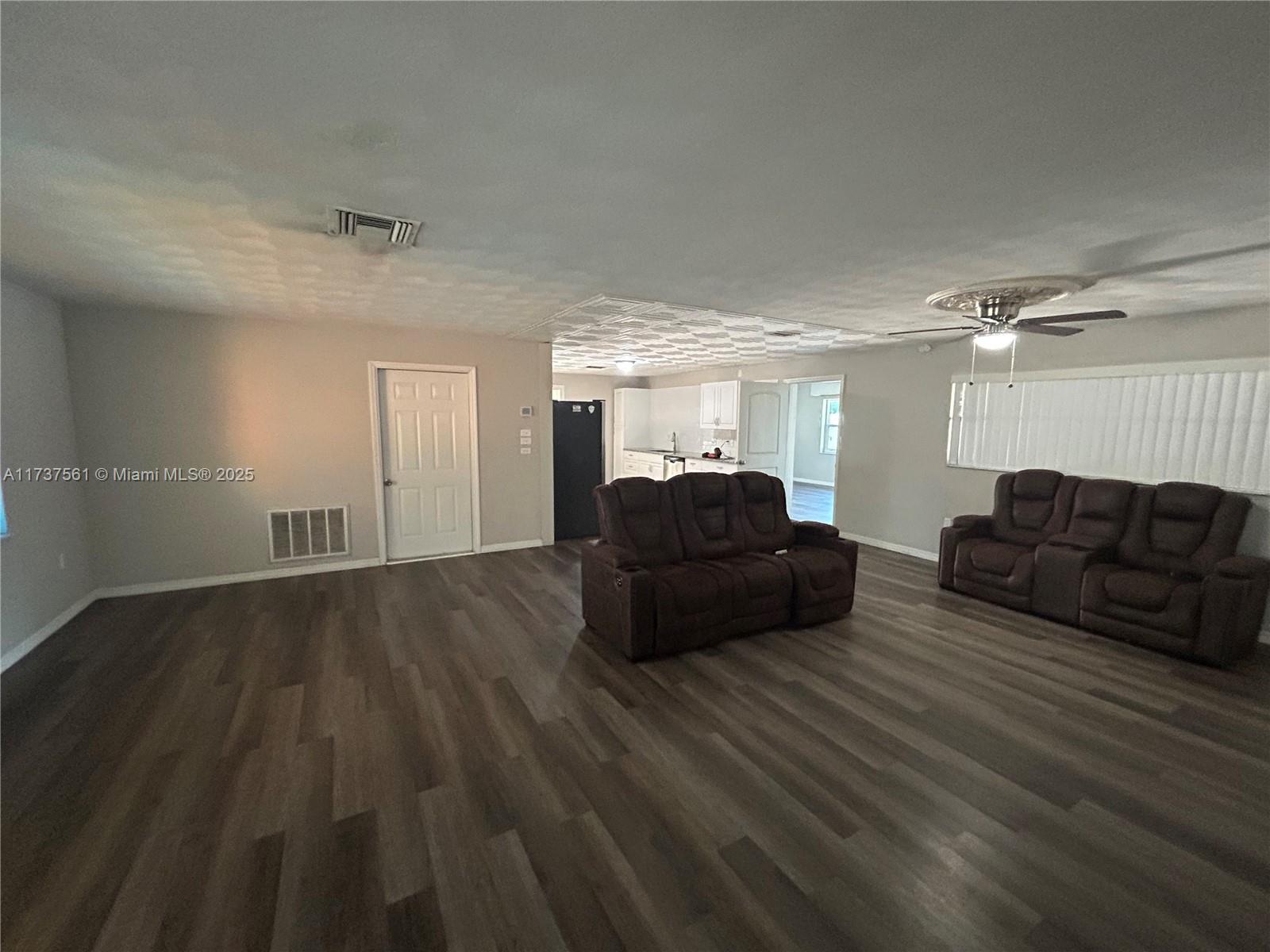 Ver detalles 7403 3 / 2 1875 sq. ft. $ 2026-04-07 0 foto