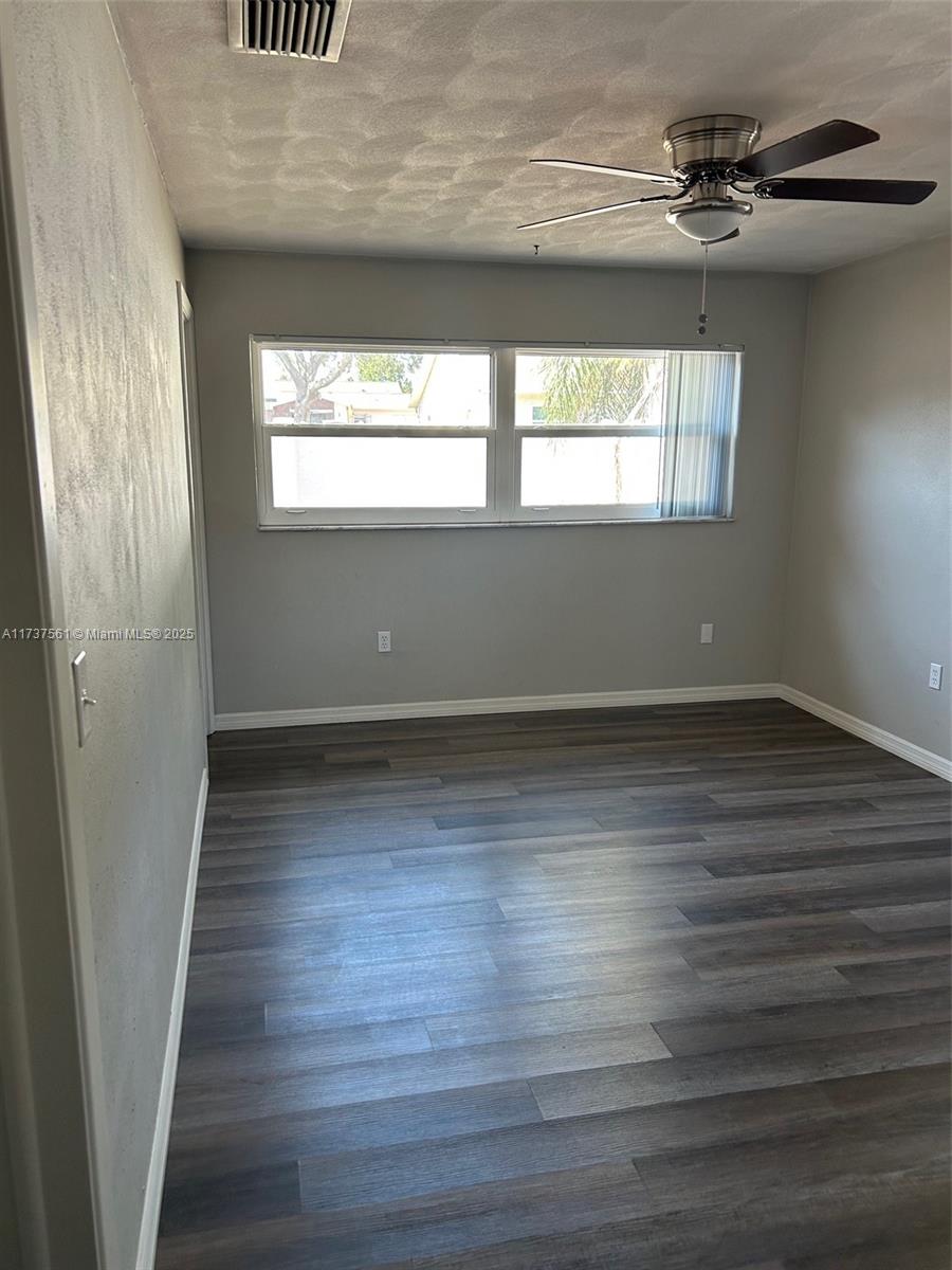 Ver detalles 7403 3 / 2 1875 sq. ft. $ 2026-04-07 0 foto