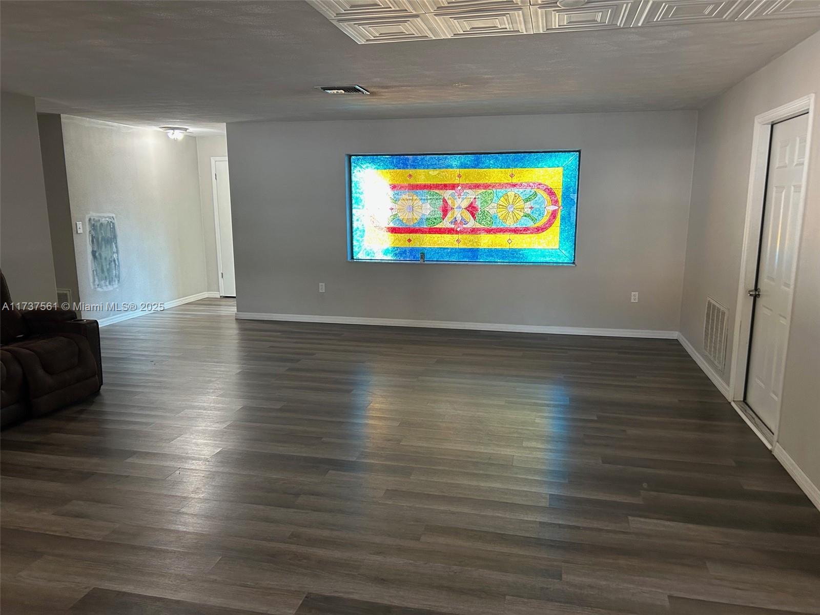 Ver detalles 7403 3 / 2 1875 sq. ft. $ 2026-04-07 0 foto