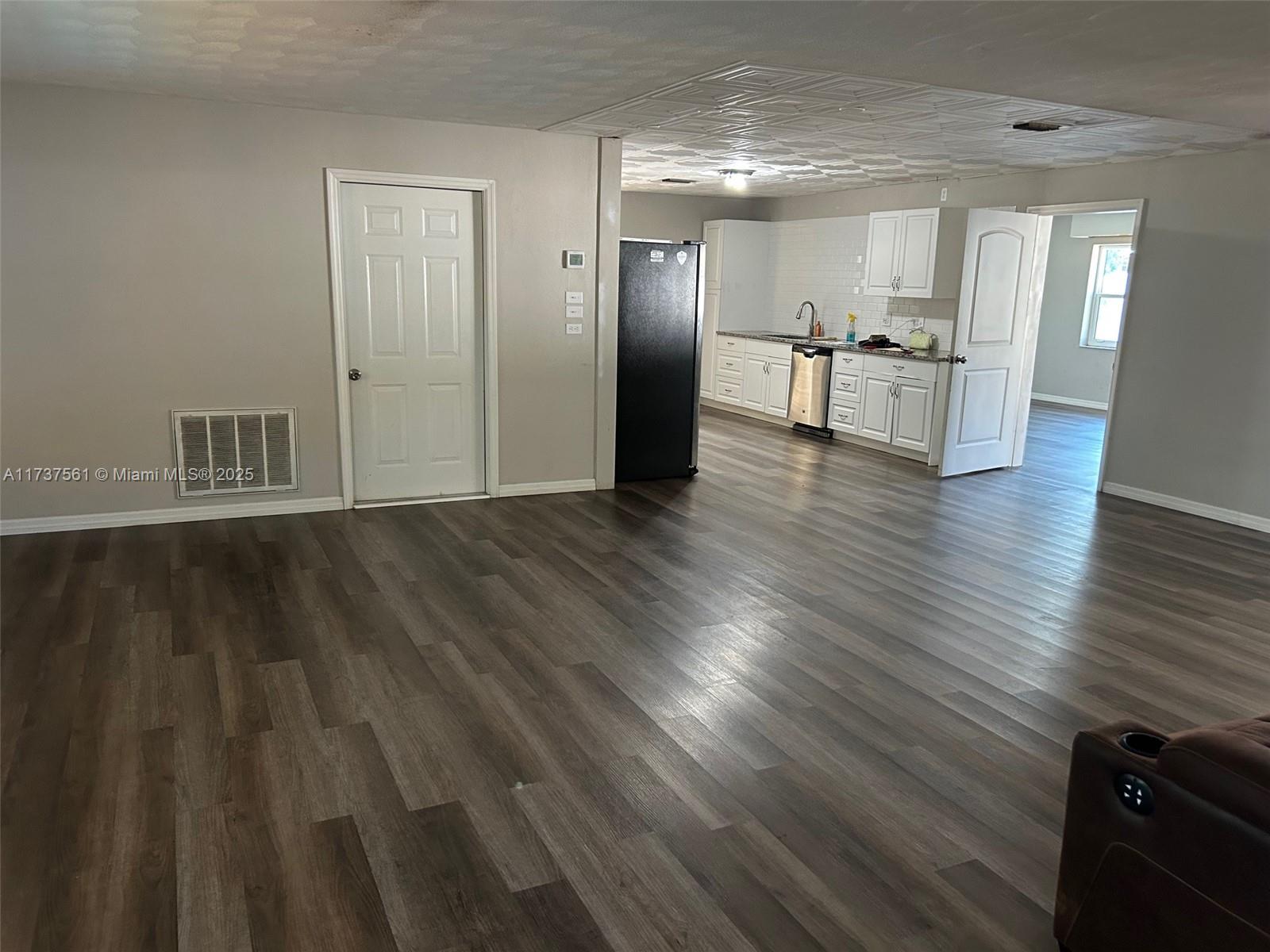 Ver detalles 7403 3 / 2 1875 sq. ft. $ 2026-04-07 0 foto
