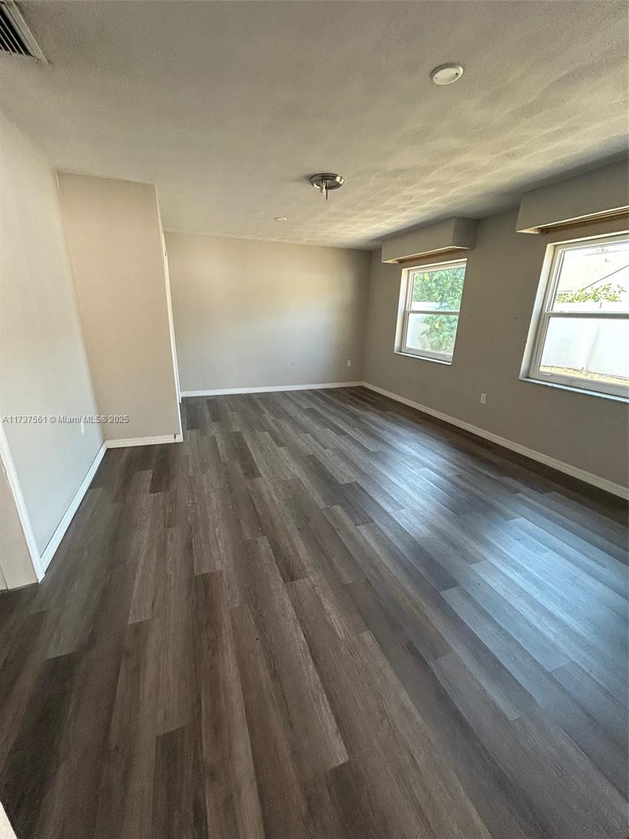 Ver detalles 7403 3 / 2 1875 sq. ft. $ 2026-04-07 0 foto