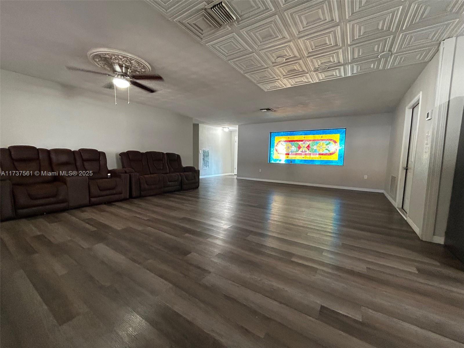 Ver detalles 7403 3 / 2 1875 sq. ft. $ 2026-04-07 0 foto