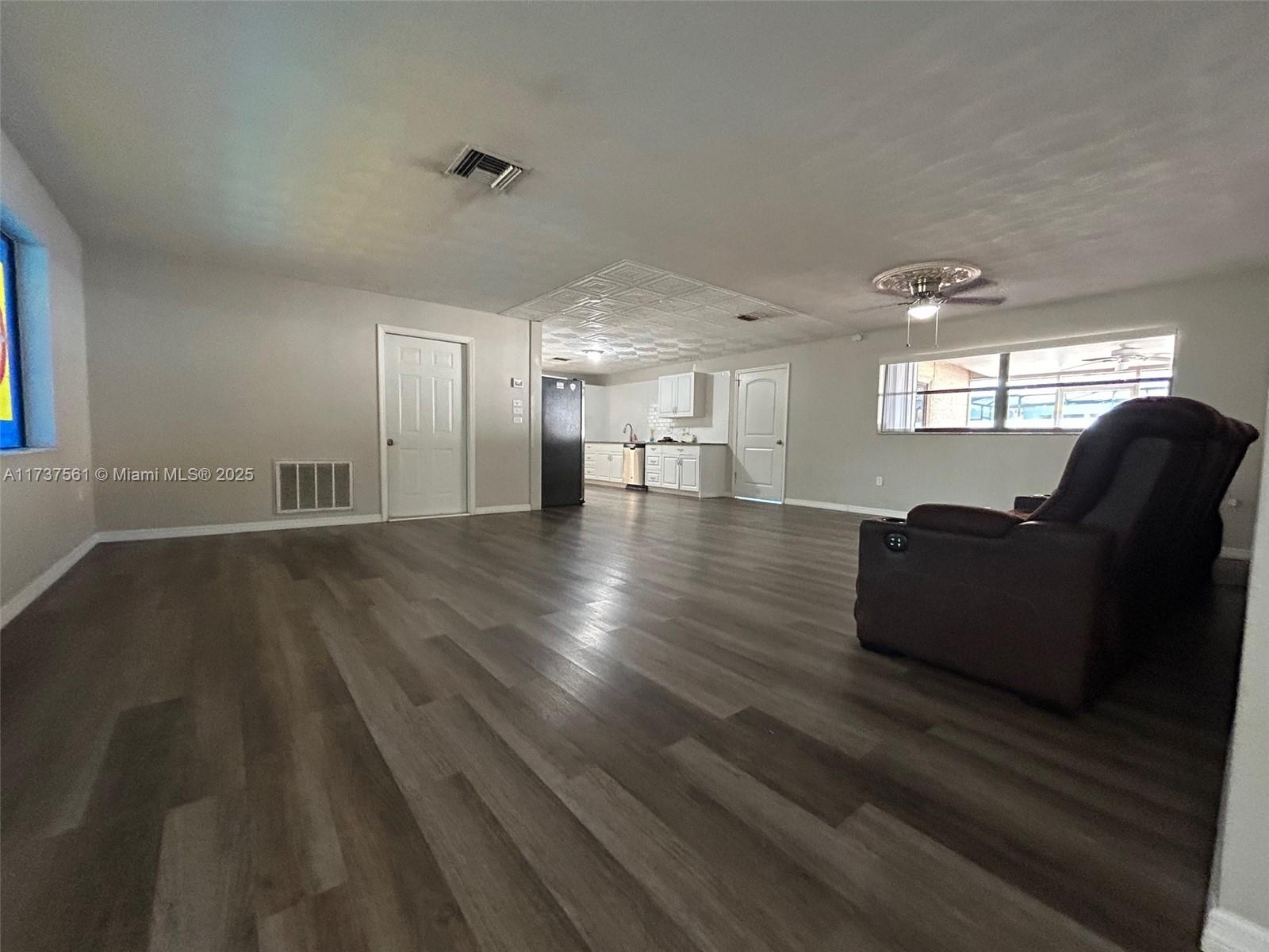 Ver detalles 7403 3 / 2 1875 sq. ft. $ 2026-04-07 0 foto