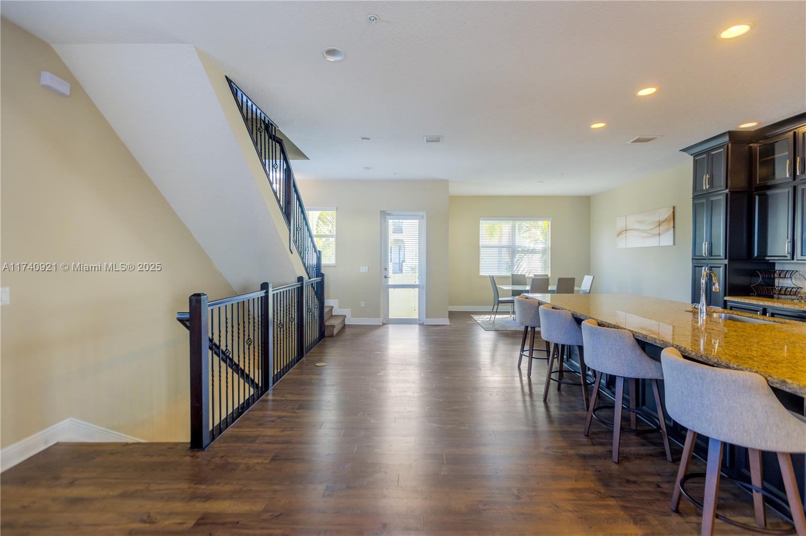 See details 1799 4 / 4 2928 sq. ft. $ 2025-11-07 0 Photo