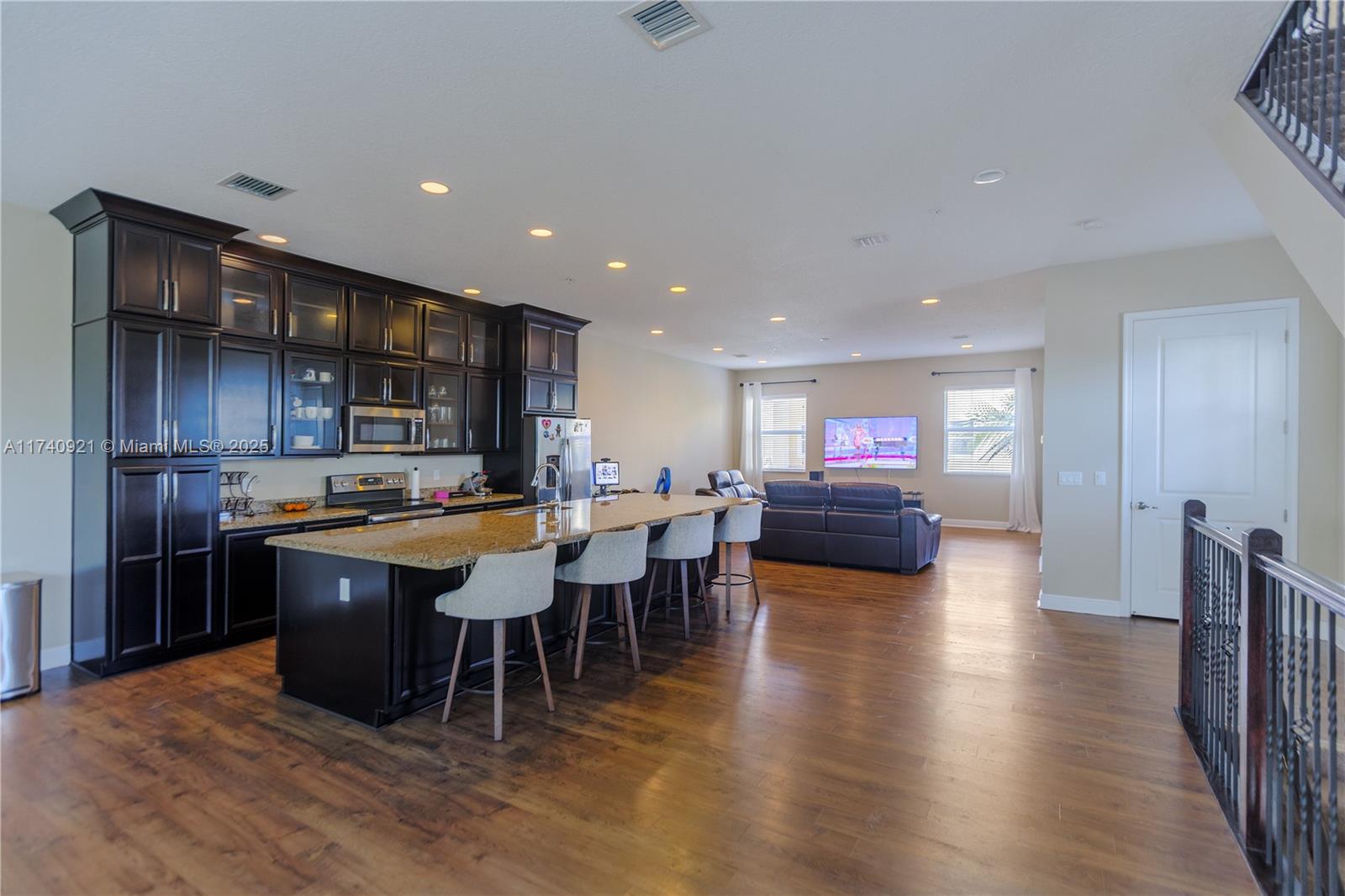 See details 1799 4 / 4 2928 sq. ft. $ 2025-11-07 0 Photo