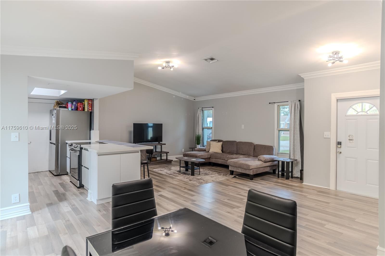 Ver detalles 4541 3 / 2 1376 sq. ft. $ 2025-08-06 0 foto