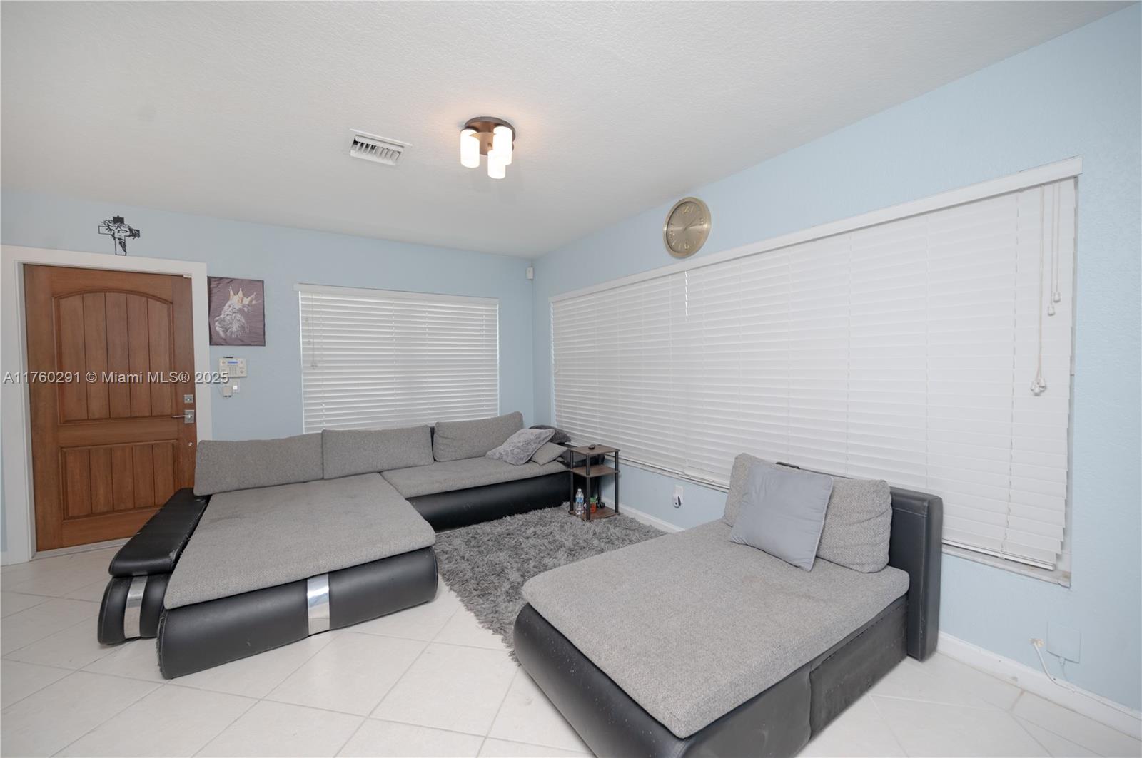 See details 1301 3 / 2 1014 sq. ft. $ 2025-08-27 0 Photo