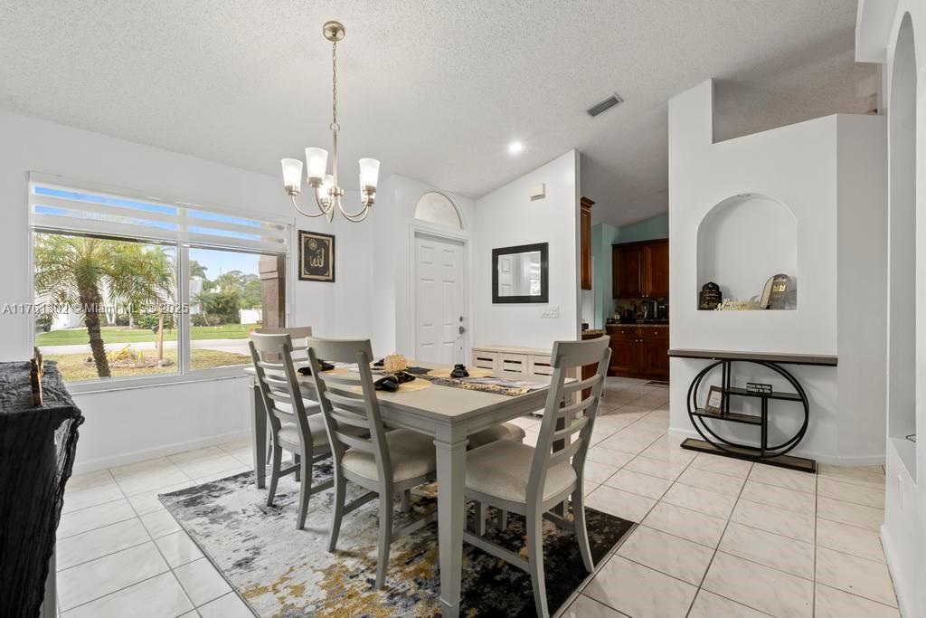 Ver detalles 155 3 / 2 1589 sq. ft. $ 2025-07-14 0 foto