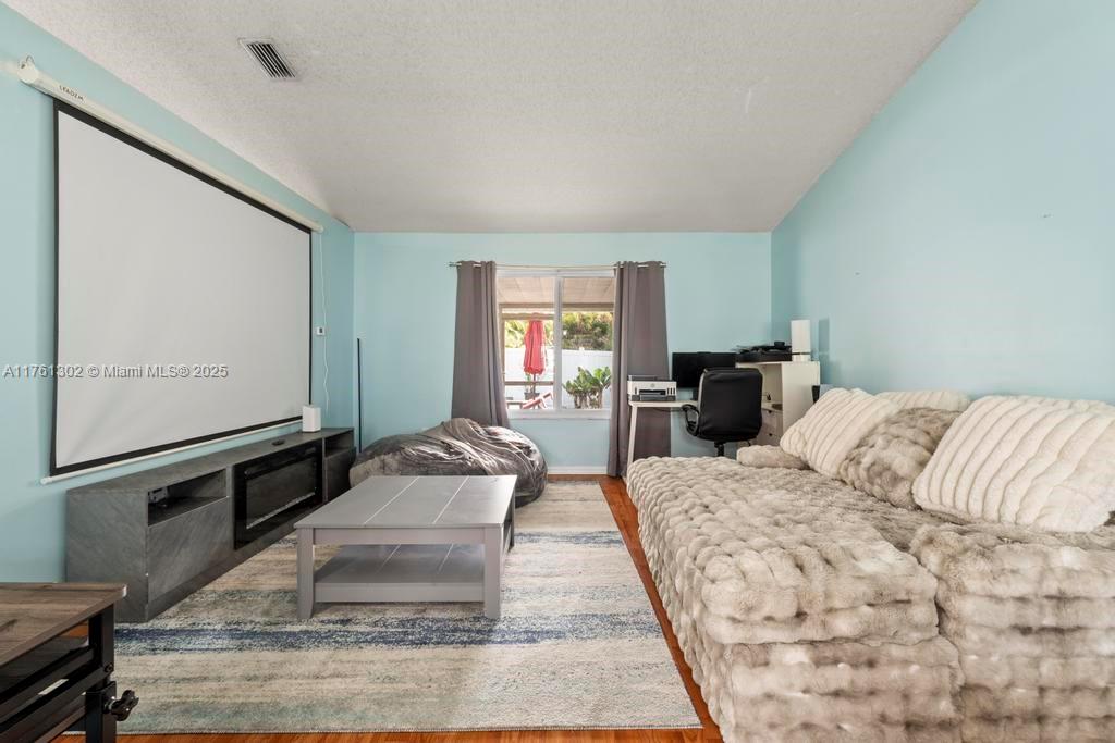 Ver detalles 155 3 / 2 1589 sq. ft. $ 2025-07-14 0 foto