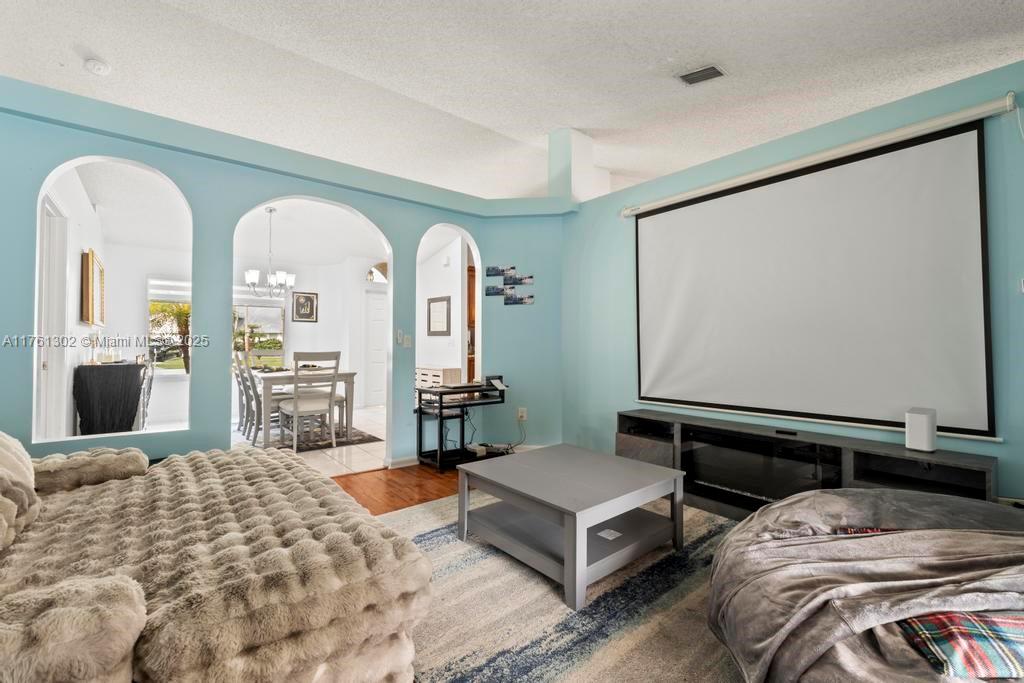 Ver detalles 155 3 / 2 1589 sq. ft. $ 2025-07-14 0 foto