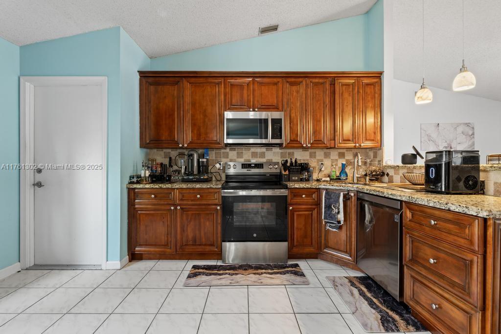 Ver detalles 155 3 / 2 1589 sq. ft. $ 2025-07-14 0 foto