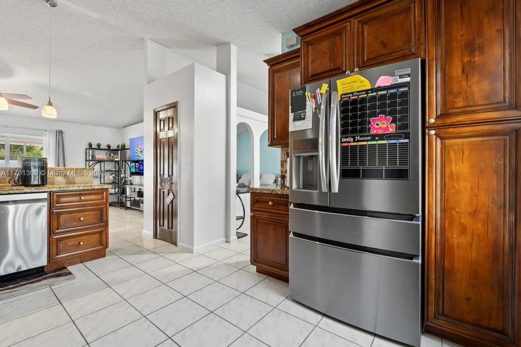 Ver detalles 155 3 / 2 1589 sq. ft. $ 2025-07-14 0 foto