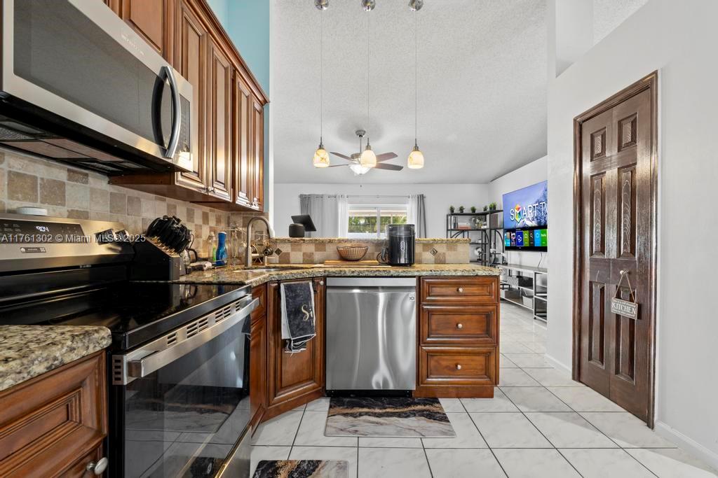 Ver detalles 155 3 / 2 1589 sq. ft. $ 2025-07-14 0 foto