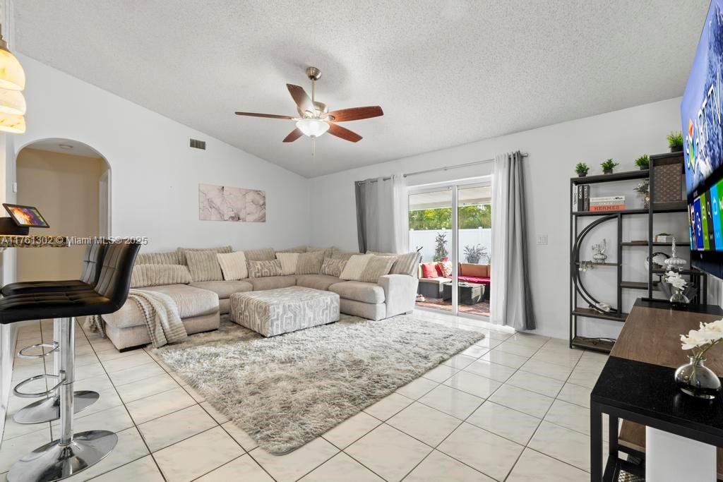 Ver detalles 155 3 / 2 1589 sq. ft. $ 2025-07-14 0 foto