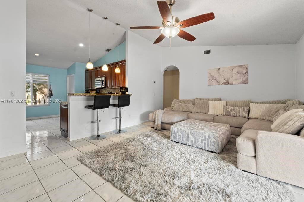 Ver detalles 155 3 / 2 1589 sq. ft. $ 2025-07-14 0 foto