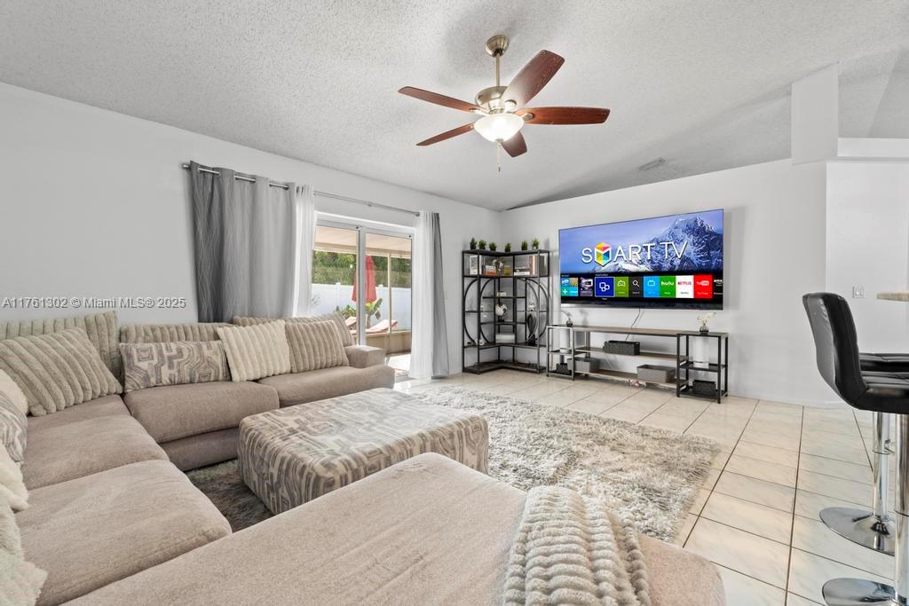 Ver detalles 155 3 / 2 1589 sq. ft. $ 2025-07-14 0 foto