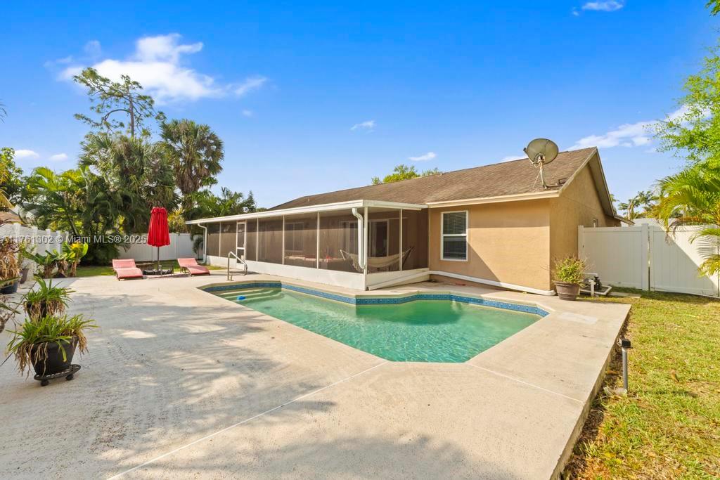 Ver detalles 155 3 / 2 1589 sq. ft. $ 2025-07-14 0 foto