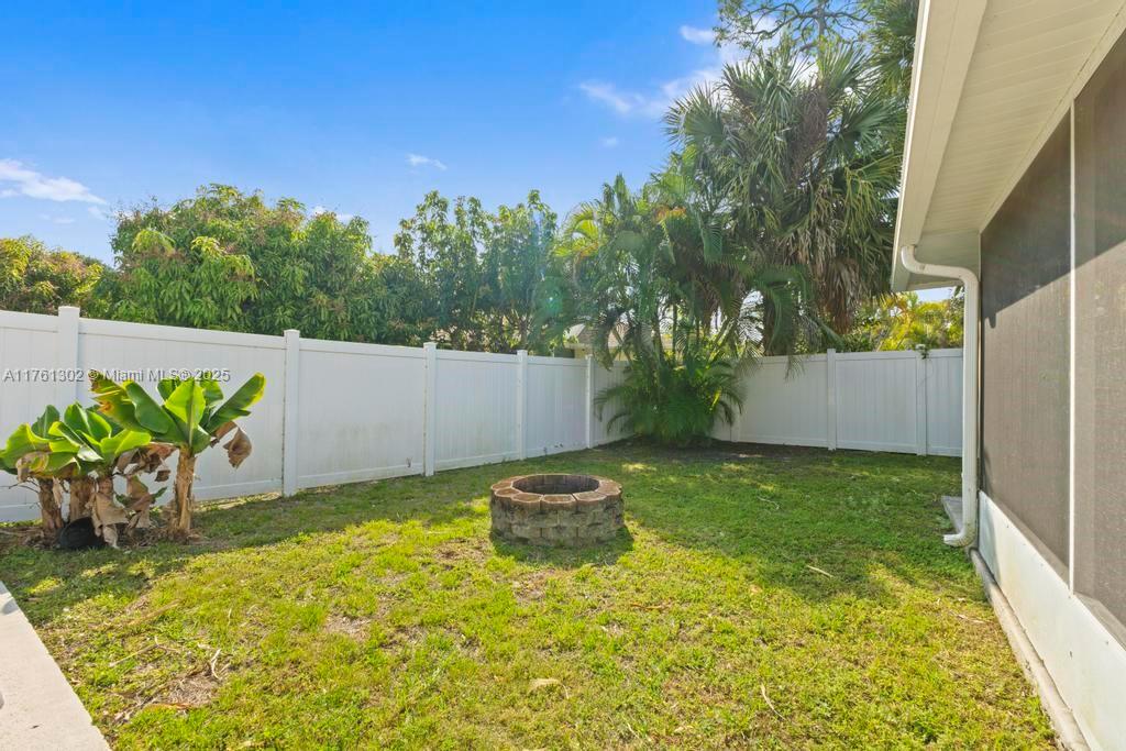 Ver detalles 155 3 / 2 1589 sq. ft. $ 2025-07-14 0 foto