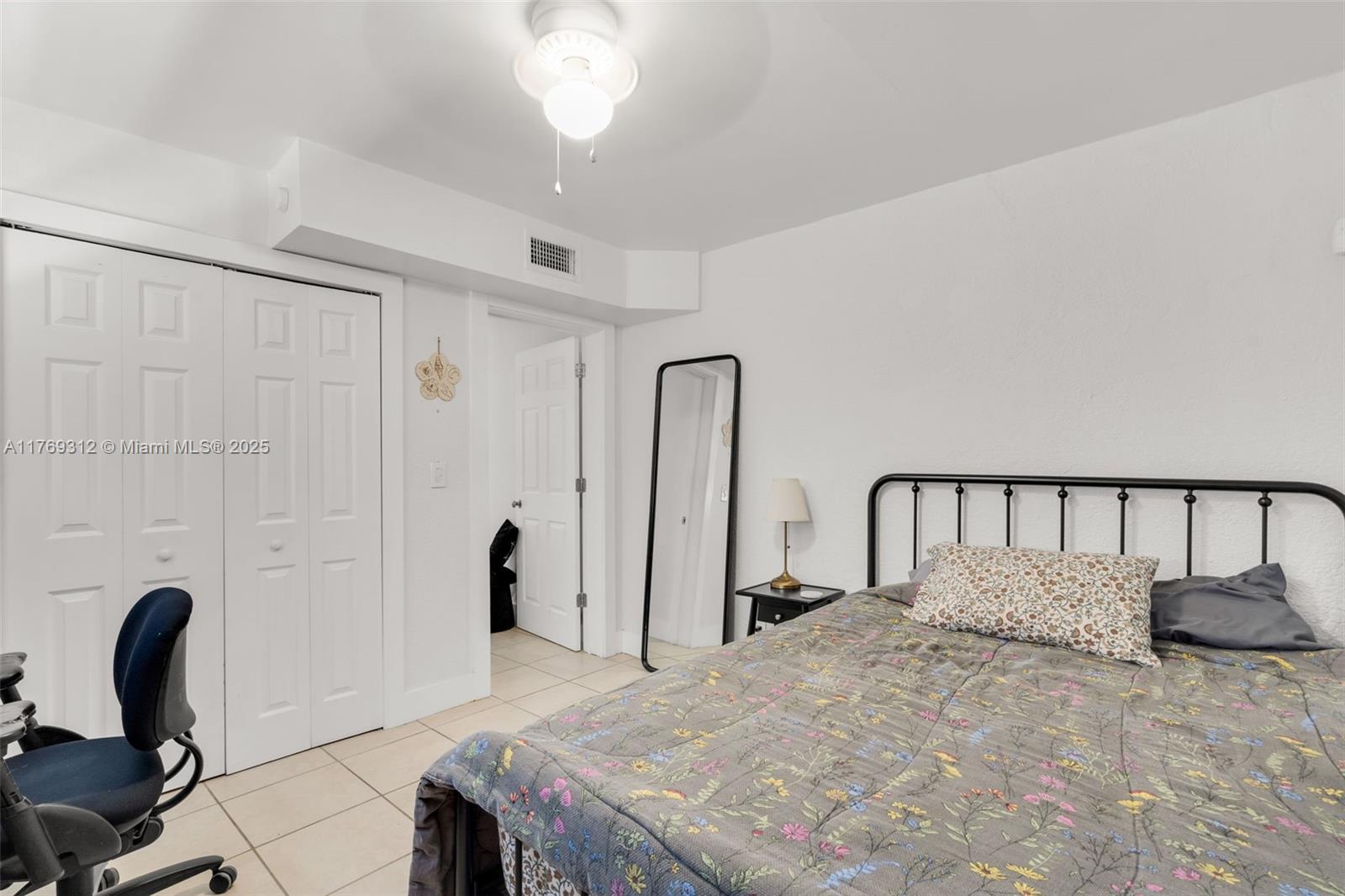 See details 5844 3 / 2 1168 sq. ft. $ 2025-12-04 0 Photo