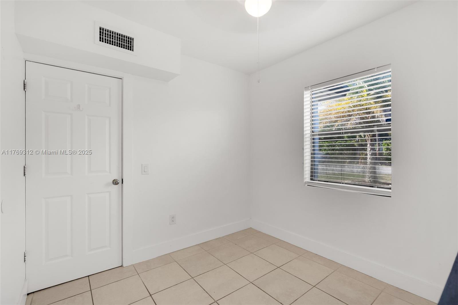 See details 5844 3 / 2 1168 sq. ft. $ 2025-12-04 0 Photo