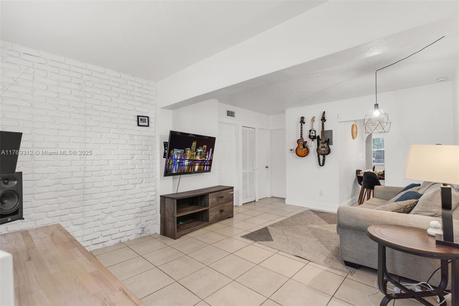 See details 5844 3 / 2 1168 sq. ft. $ 2025-12-04 0 Photo