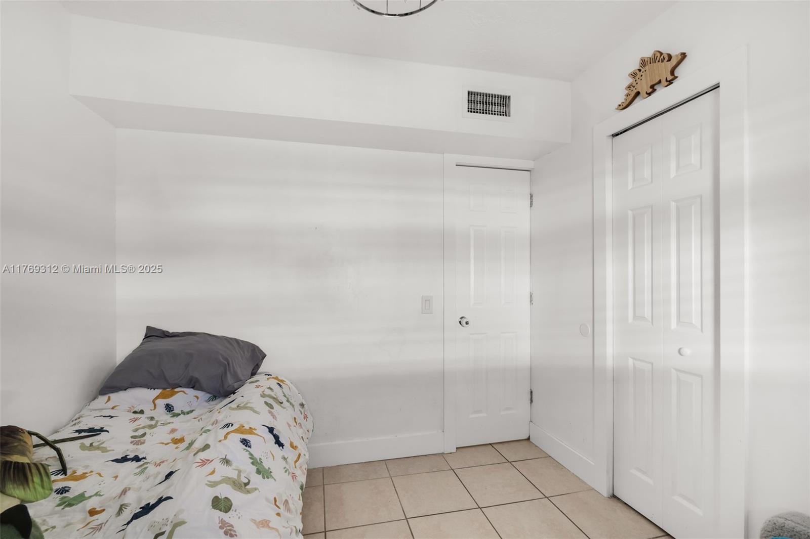 See details 5844 3 / 2 1168 sq. ft. $ 2025-12-04 0 Photo