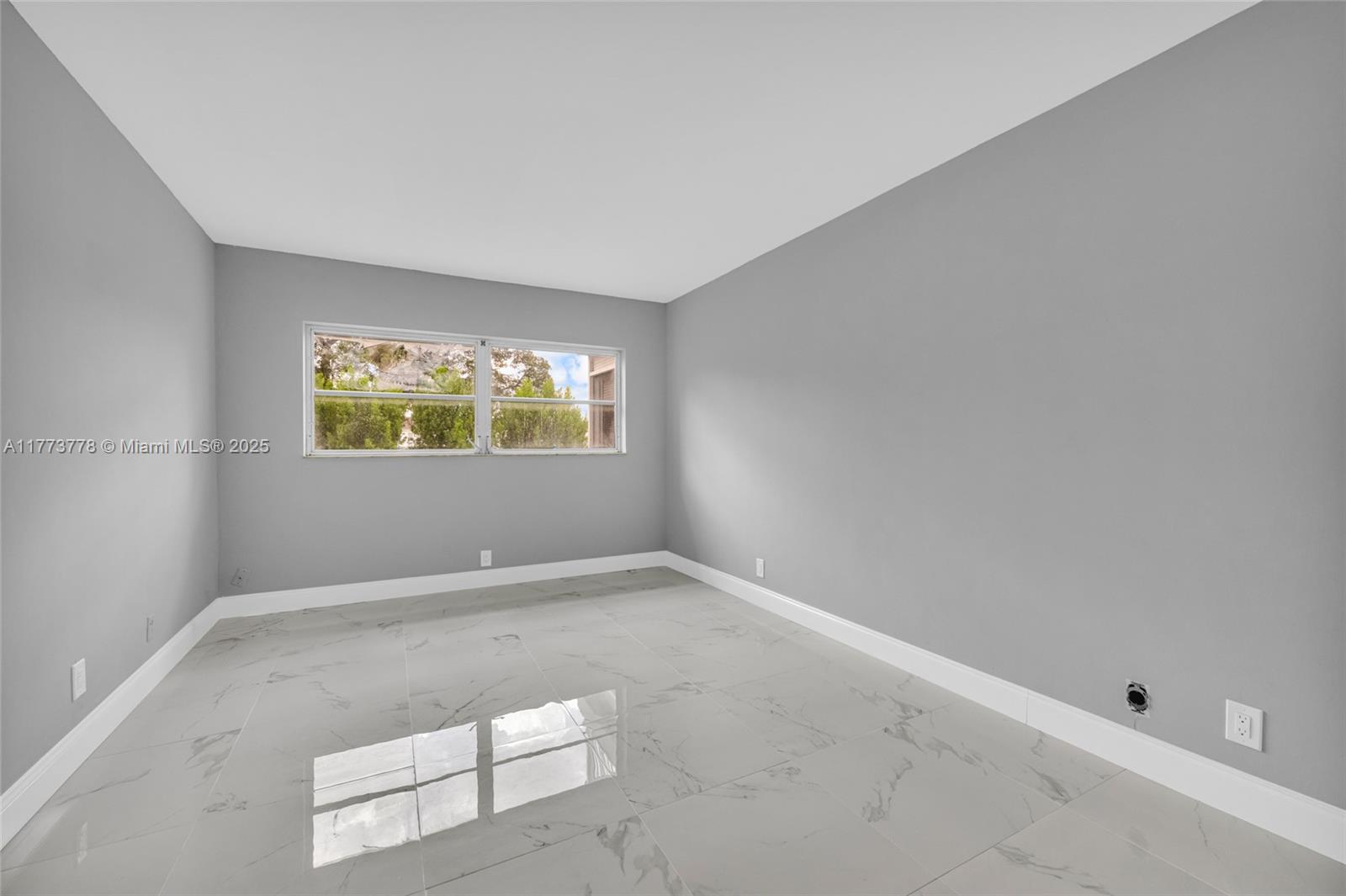 See details 204 1 / 2 672 sq. ft. $ 2025-07-30 0 Photo