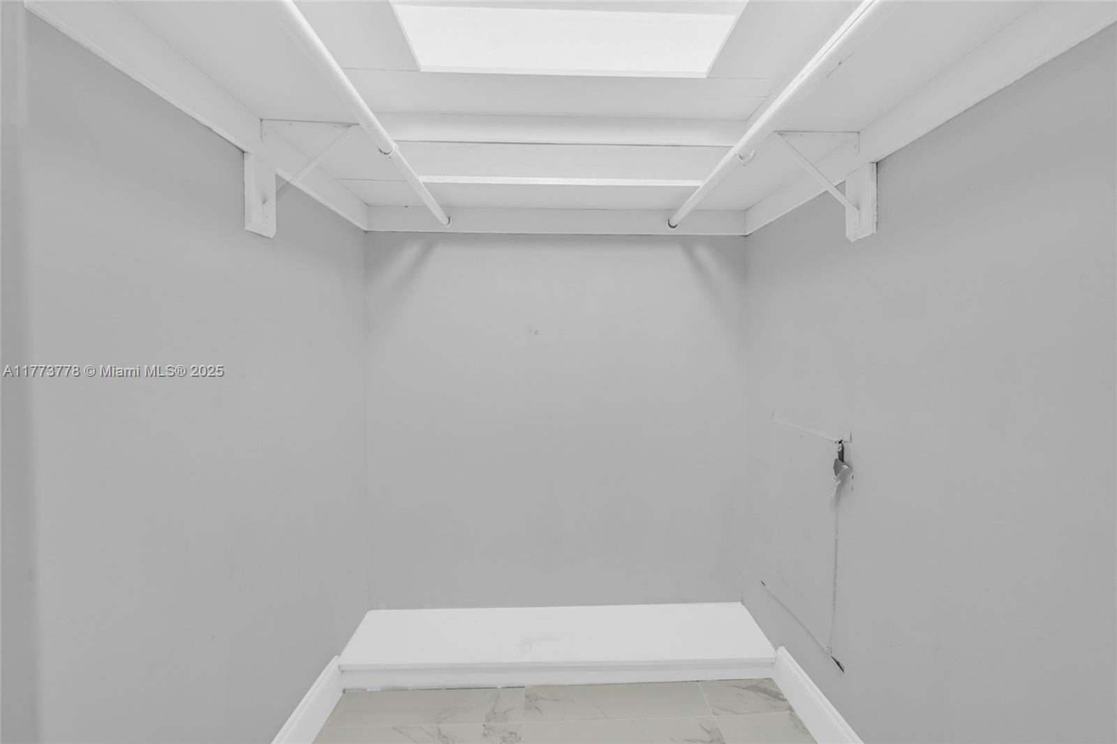 See details 204 1 / 2 672 sq. ft. $ 2025-07-30 0 Photo