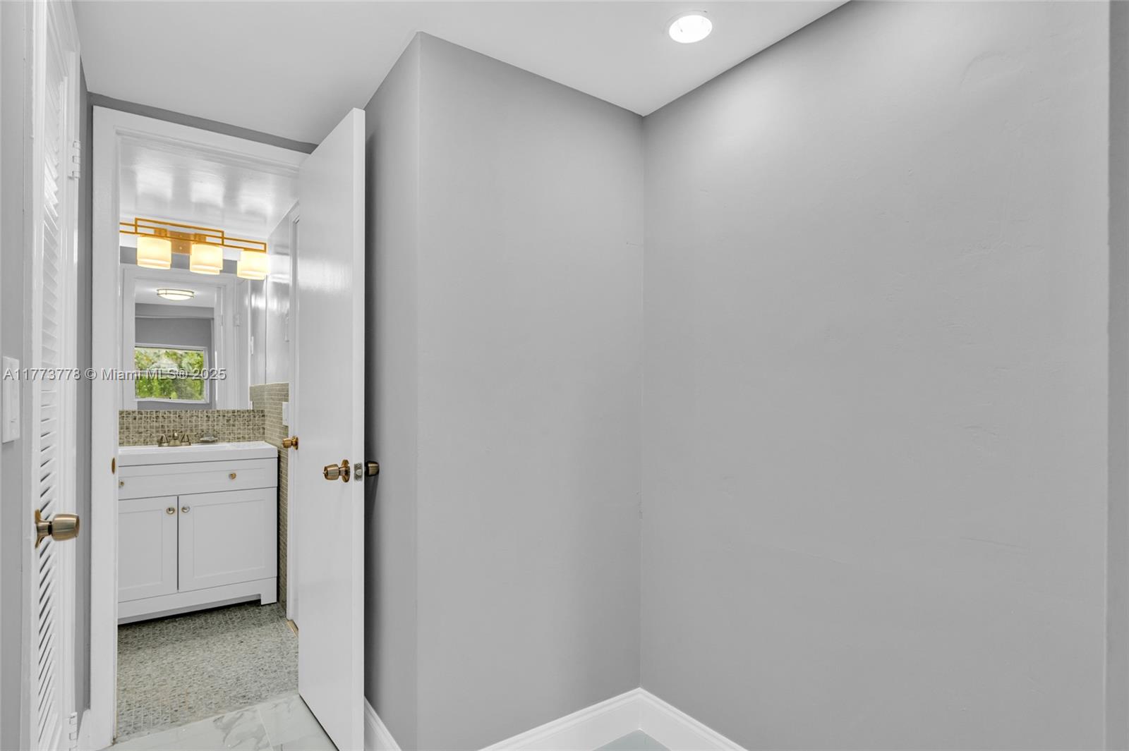 See details 204 1 / 2 672 sq. ft. $ 2025-07-30 0 Photo