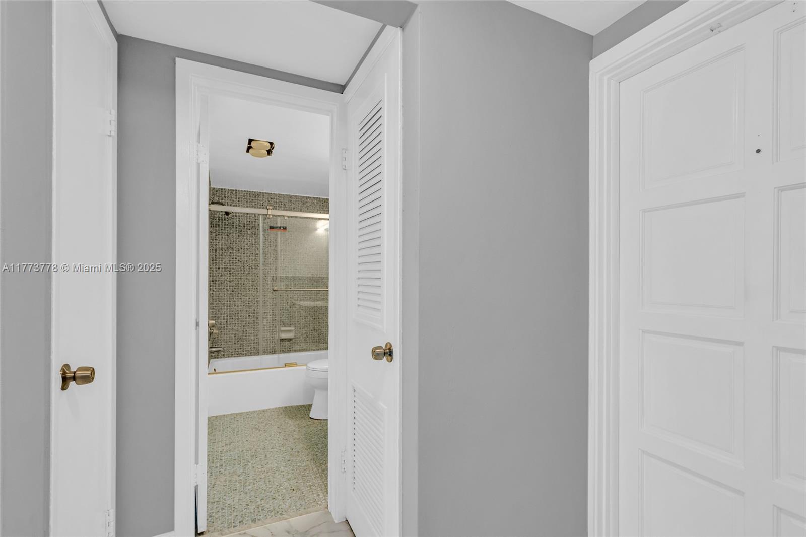 See details 204 1 / 2 672 sq. ft. $ 2025-07-30 0 Photo