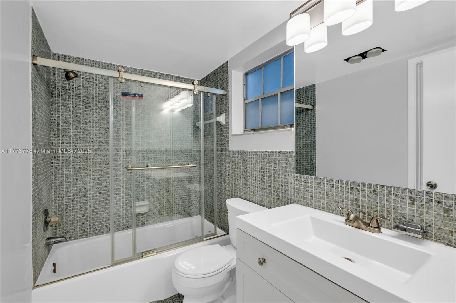 See details 204 1 / 2 672 sq. ft. $ 2025-07-30 0 Photo