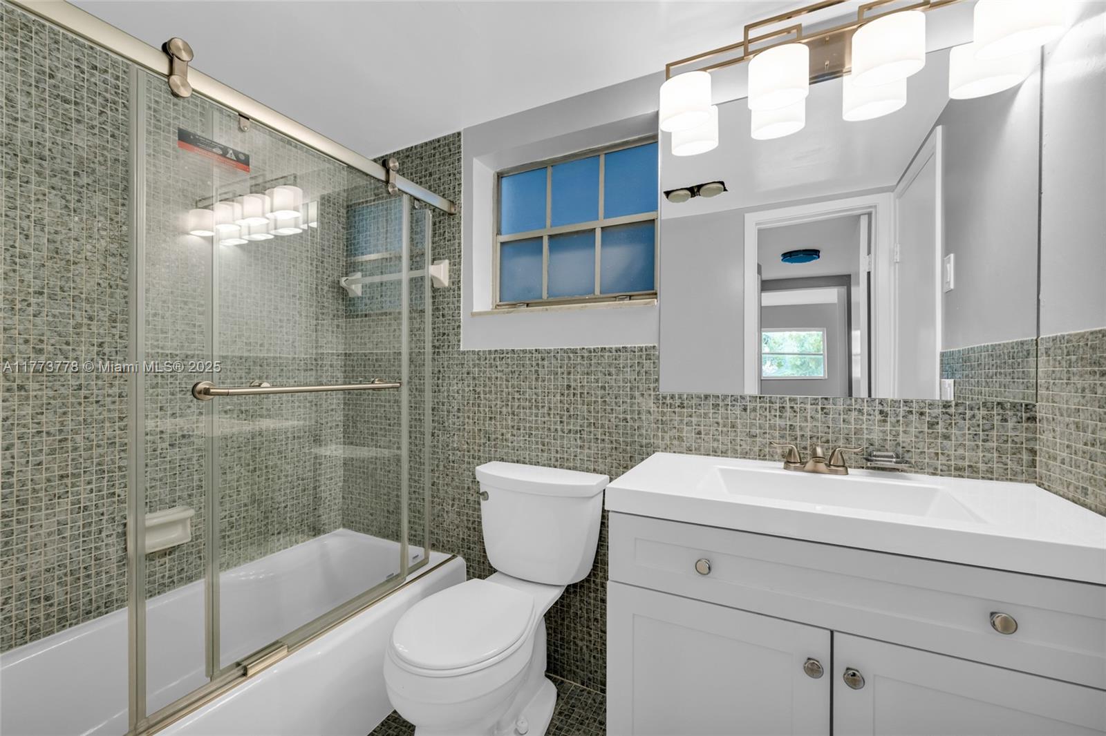 See details 204 1 / 2 672 sq. ft. $ 2025-07-30 0 Photo