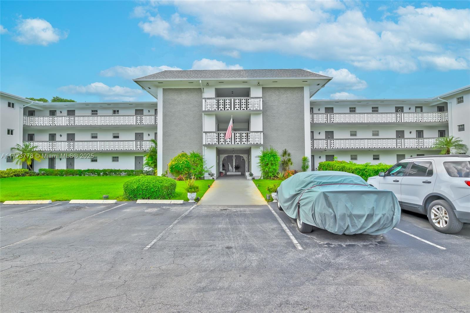 See details 204 1 / 2 672 sq. ft. $ 2025-07-30 0 Photo