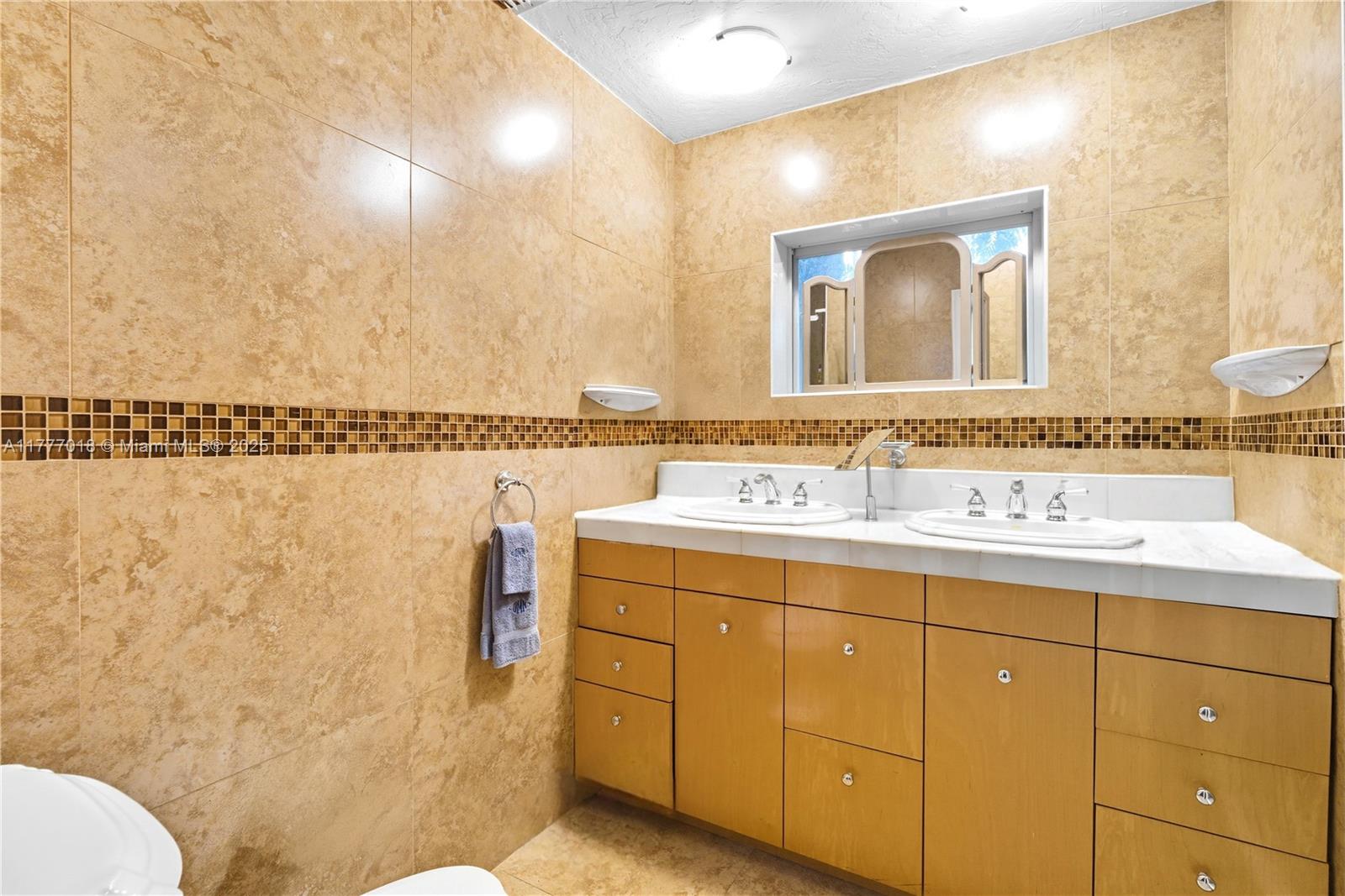   /   кв.футов $ 2025-09-30 0 Фото