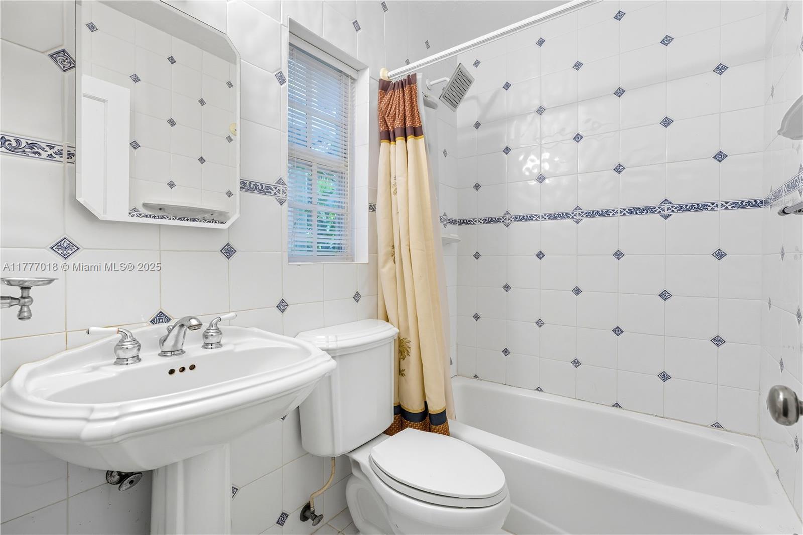   /   кв.футов $ 2025-09-30 0 Фото