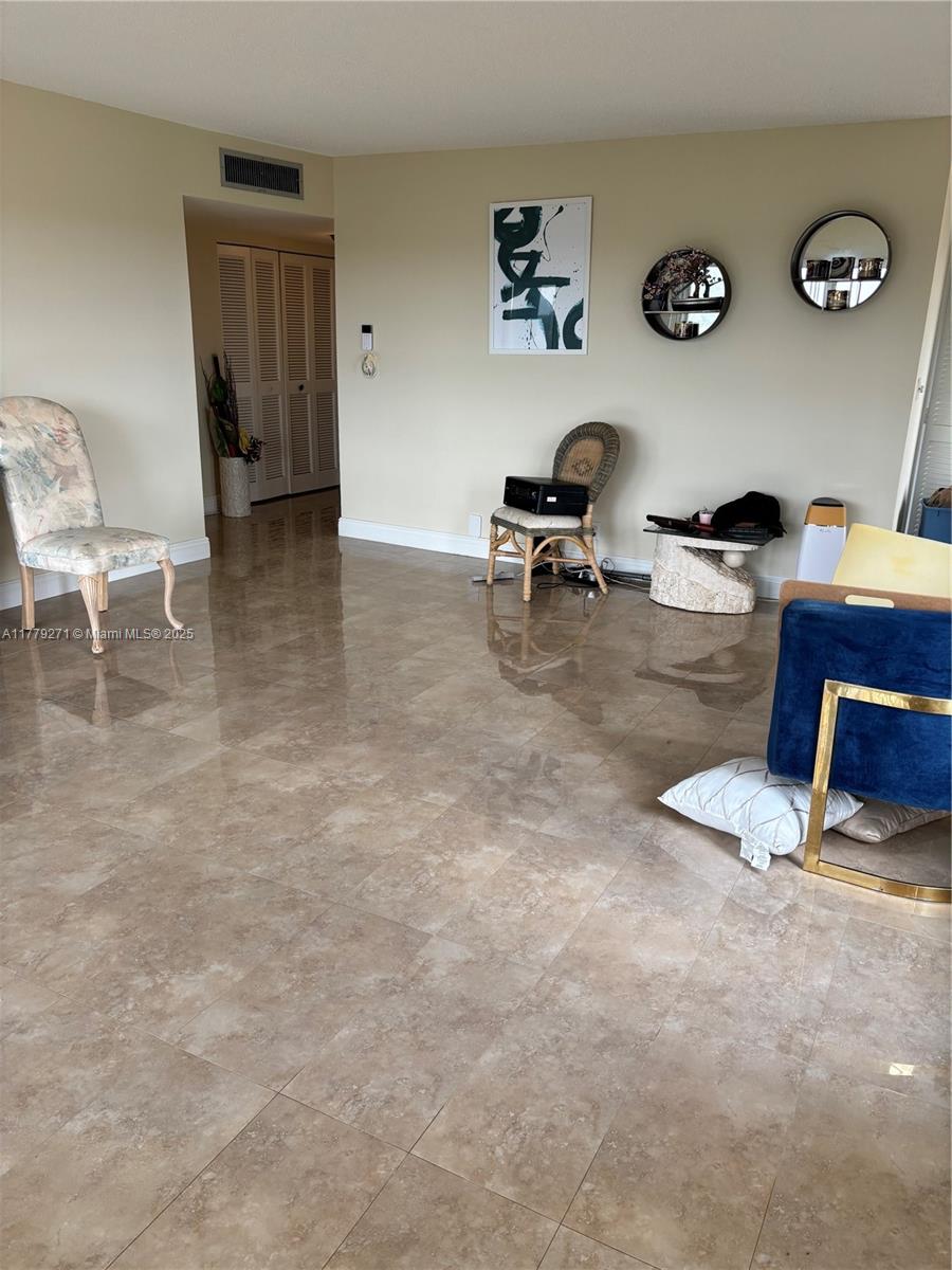 Подробнее 714 2 / 2 1350 кв.футов $ 2025-08-30 0 Фото