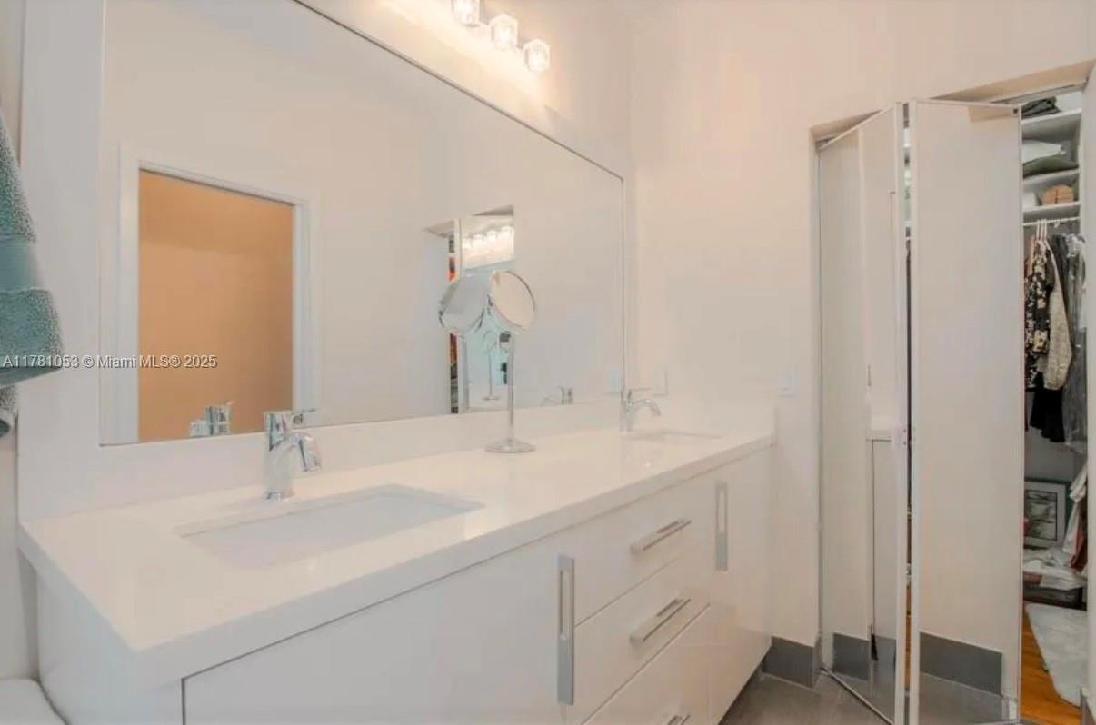 Photo of 1410 Sweetbay Way  (1410), Hollywood, Florida, 33019 - 2nd full bathroom