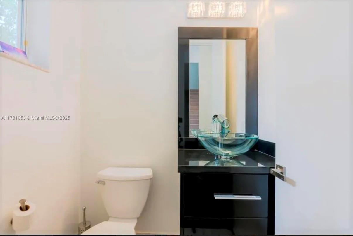 Photo of 1410 Sweetbay Way  (1410), Hollywood, Florida, 33019 - half bath