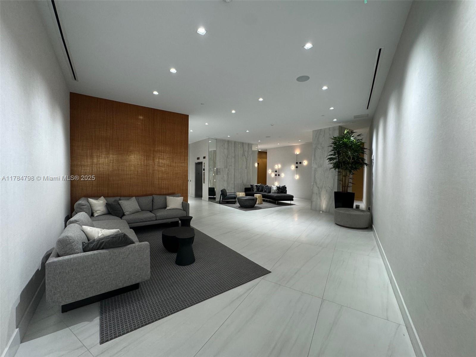 Подробнее 1005 2 / 3 1675 кв.футов $ 2025-12-03 0 Фото