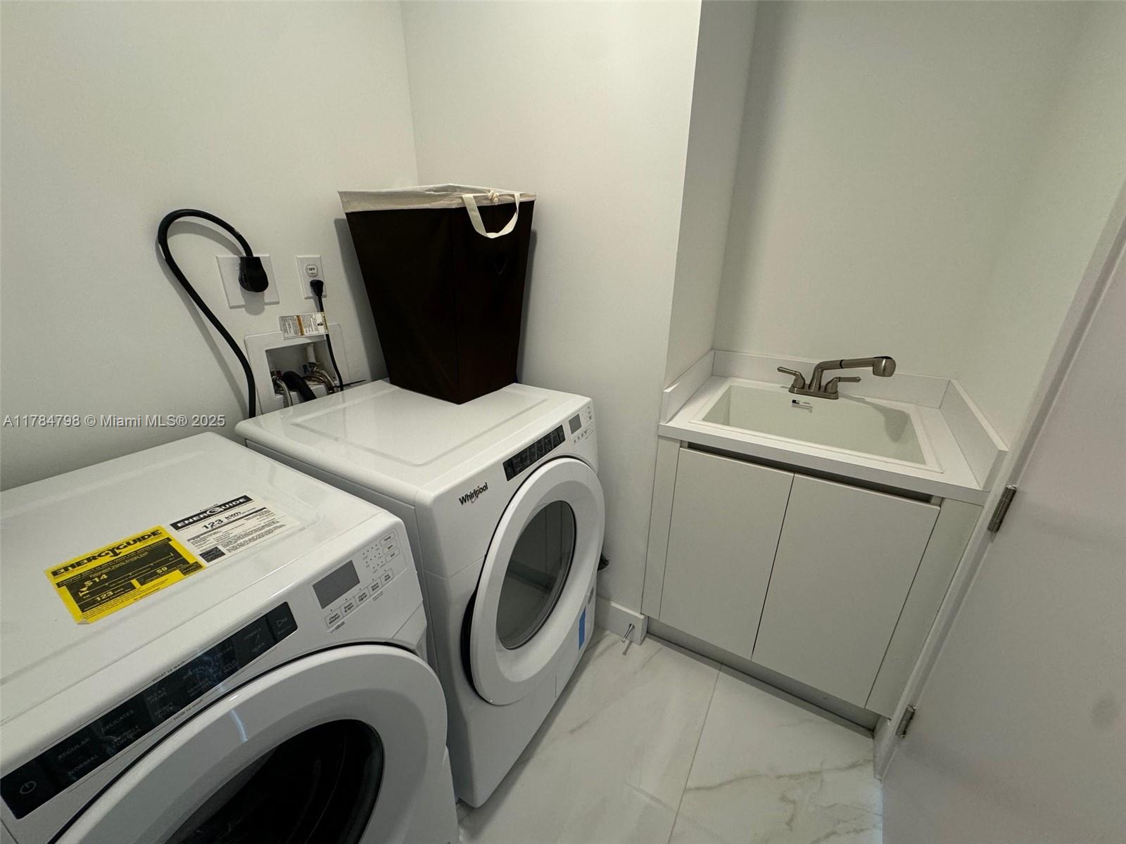 Подробнее 1005 2 / 3 1675 кв.футов $ 2025-12-03 0 Фото