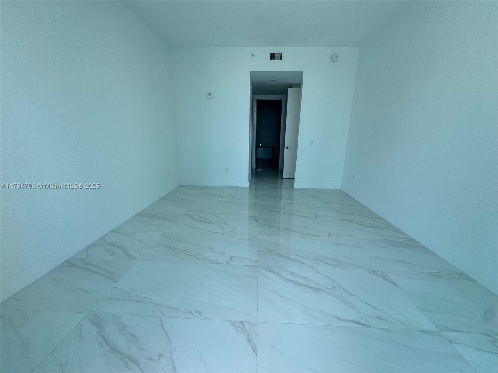 Подробнее 1005 2 / 3 1675 кв.футов $ 2025-12-03 0 Фото