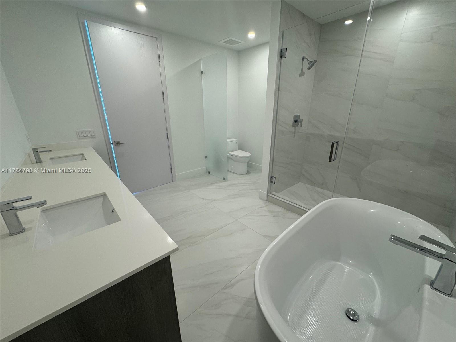 Подробнее 1005 2 / 3 1675 кв.футов $ 2025-12-03 0 Фото